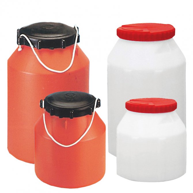 Plastic storage container with lid